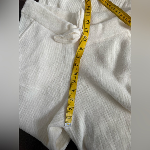 🆕 Alo Yoga Snuggle Up High-Waist Wide Leg Pants - Picture 11 of 16